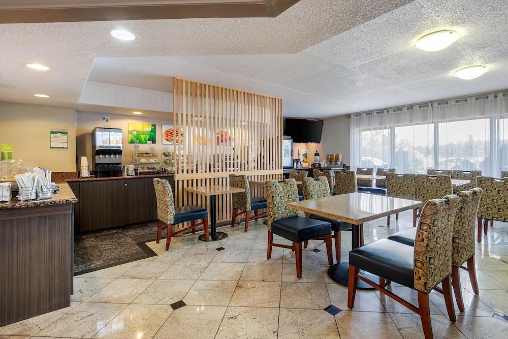 Quality Inn & Suites 5585 Ambler Drive Mississauga Ontario Экстерьер фото