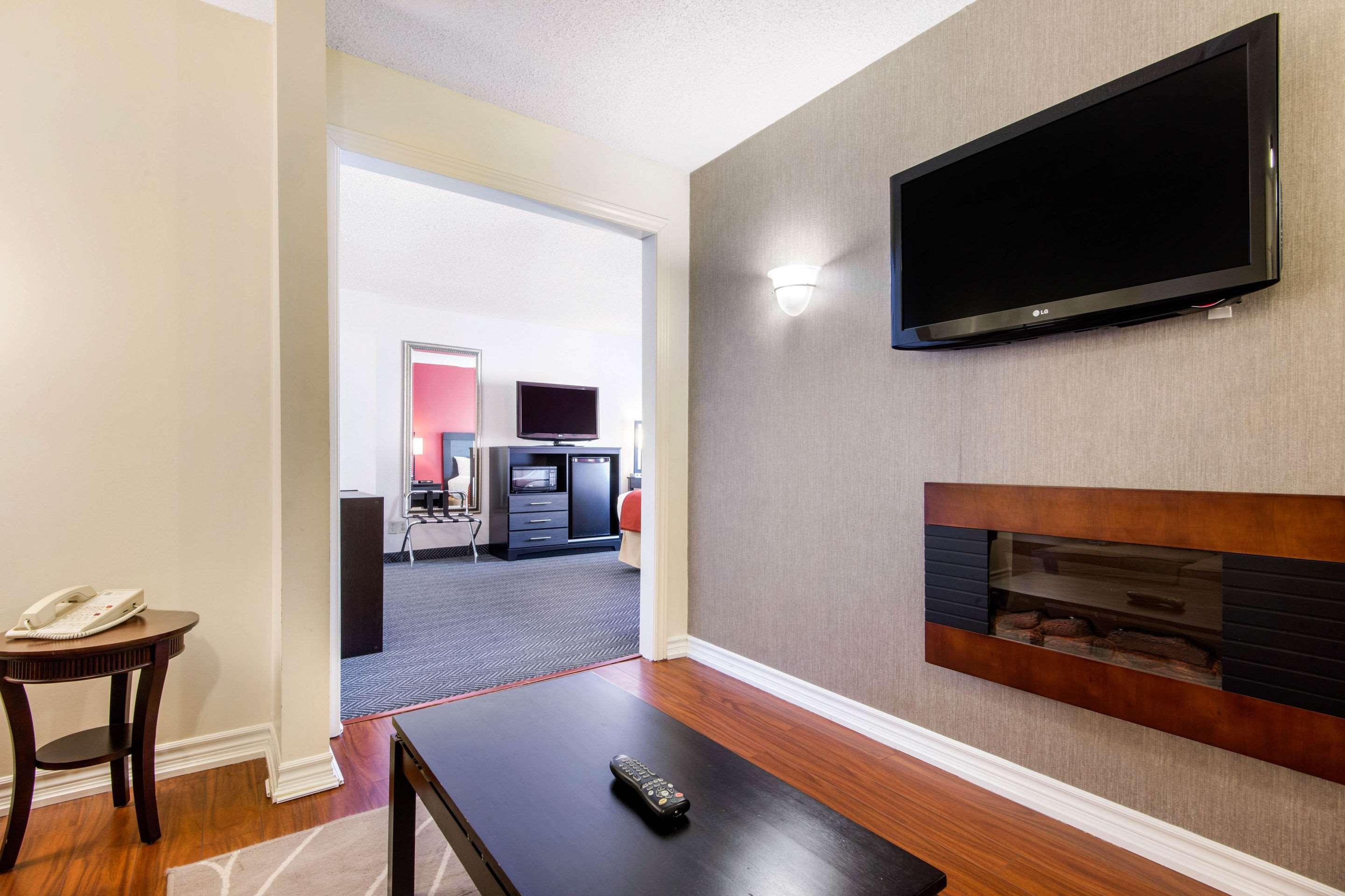Quality Inn & Suites 5585 Ambler Drive Mississauga Ontario Экстерьер фото