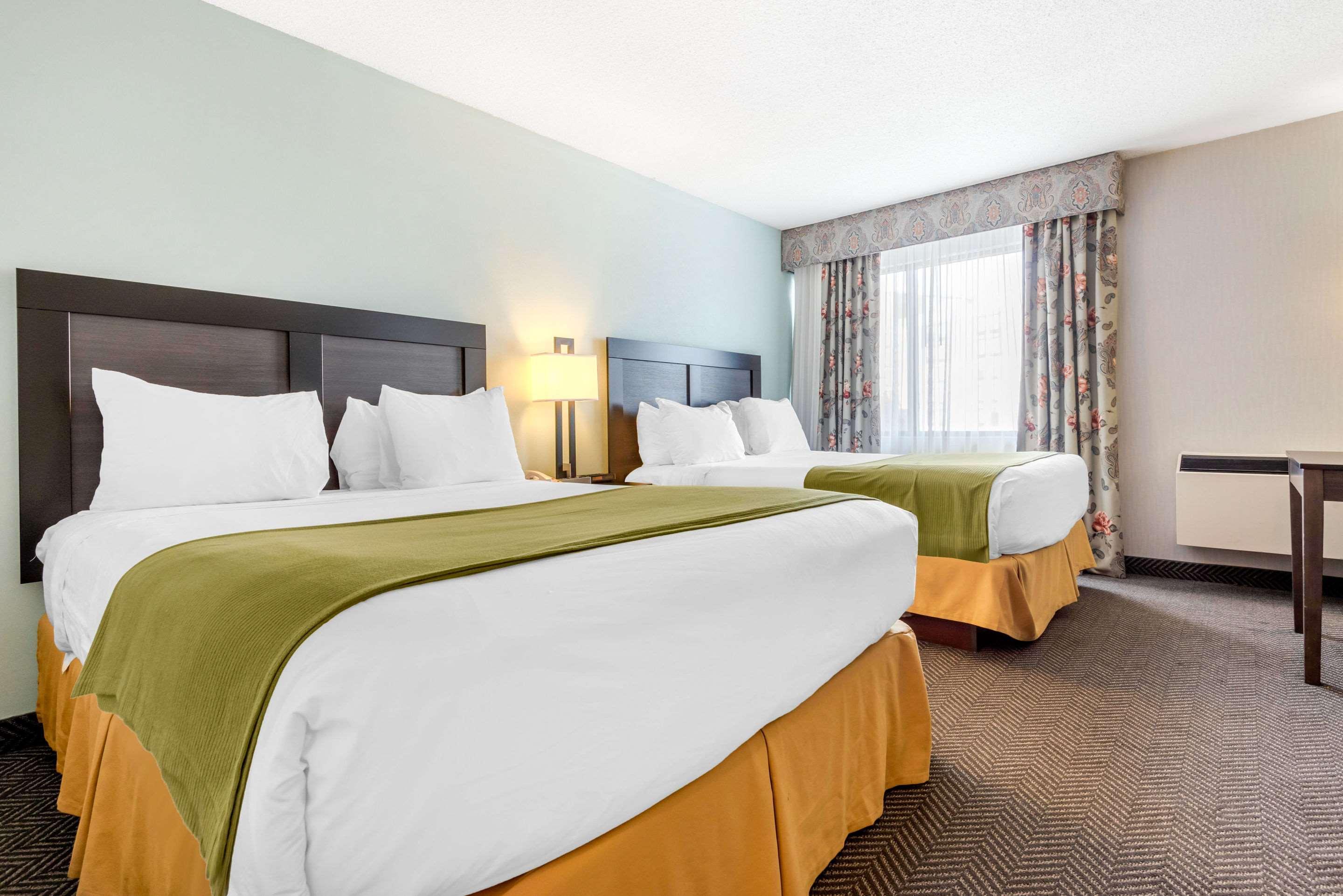 Quality Inn & Suites 5585 Ambler Drive Mississauga Ontario Экстерьер фото