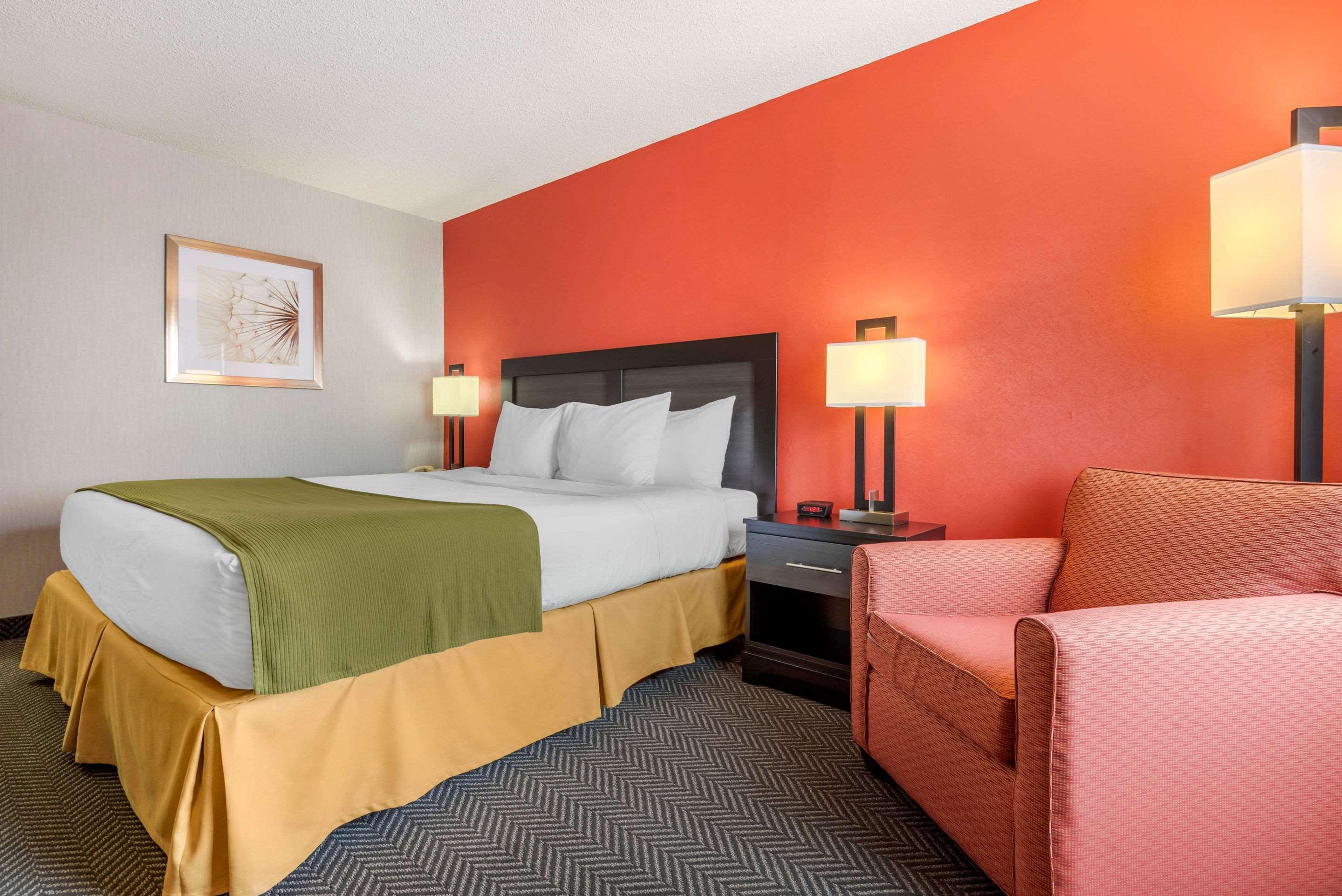 Quality Inn & Suites 5585 Ambler Drive Mississauga Ontario Экстерьер фото