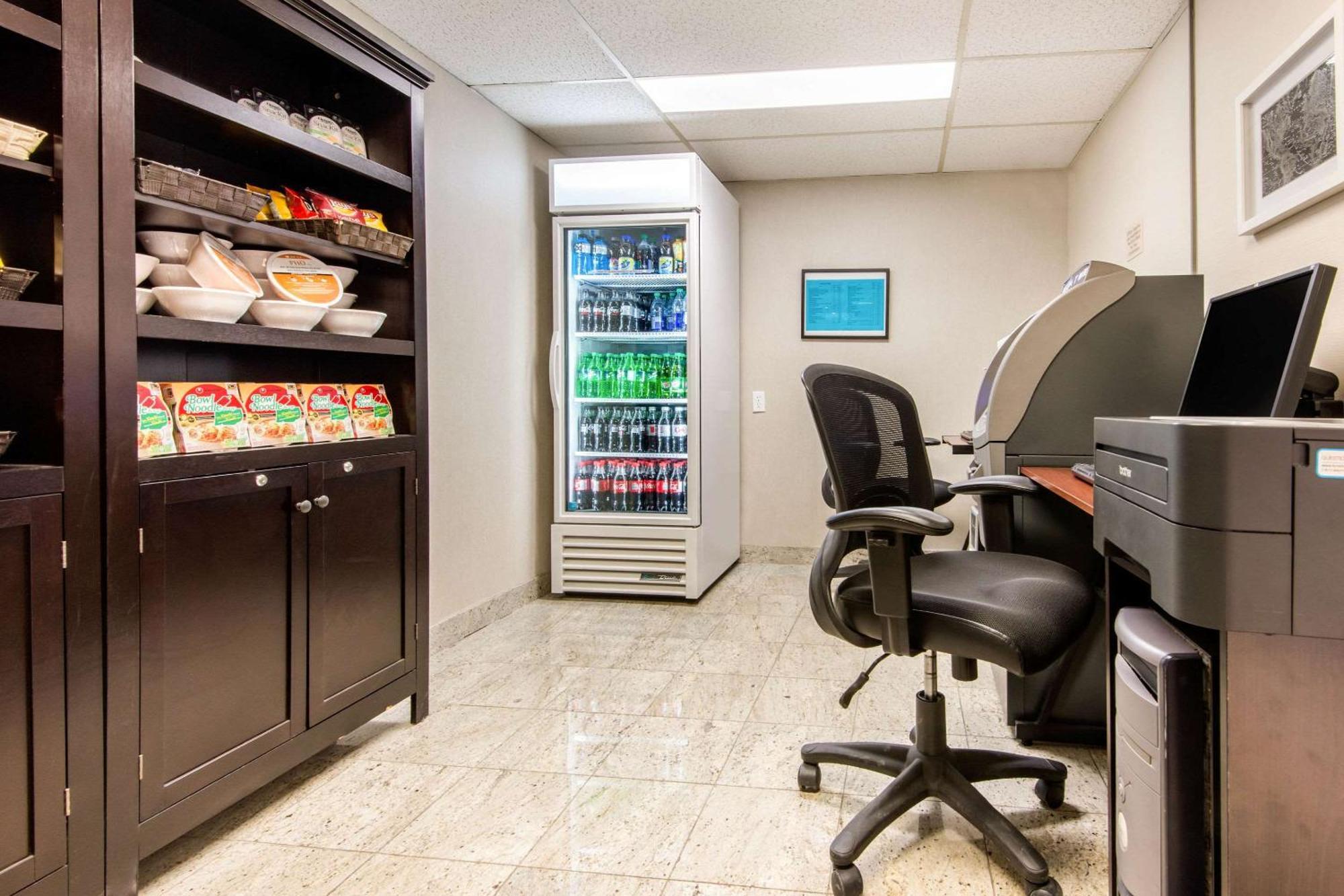 Quality Inn & Suites 5585 Ambler Drive Mississauga Ontario Экстерьер фото