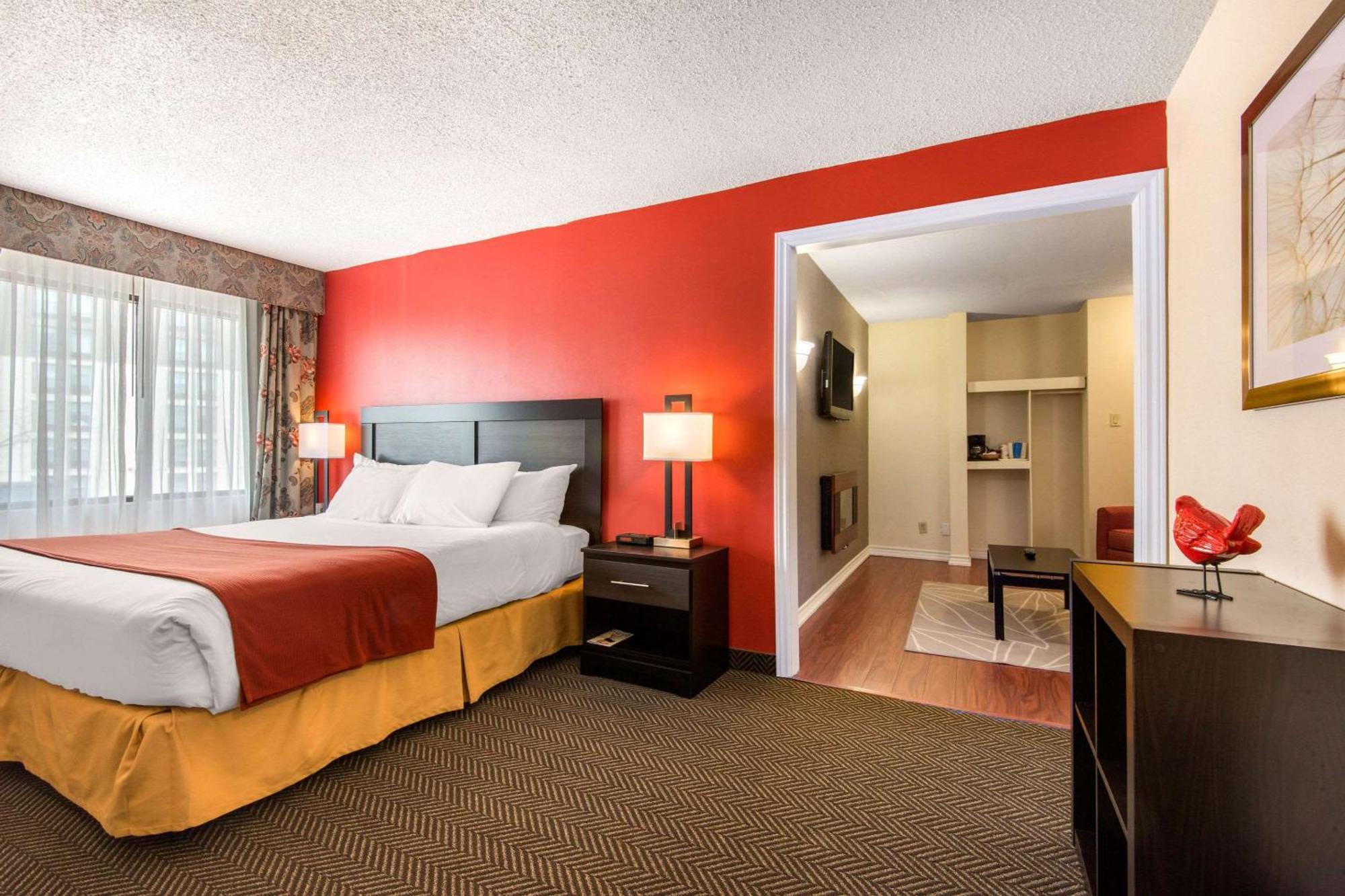 Quality Inn & Suites 5585 Ambler Drive Mississauga Ontario Экстерьер фото