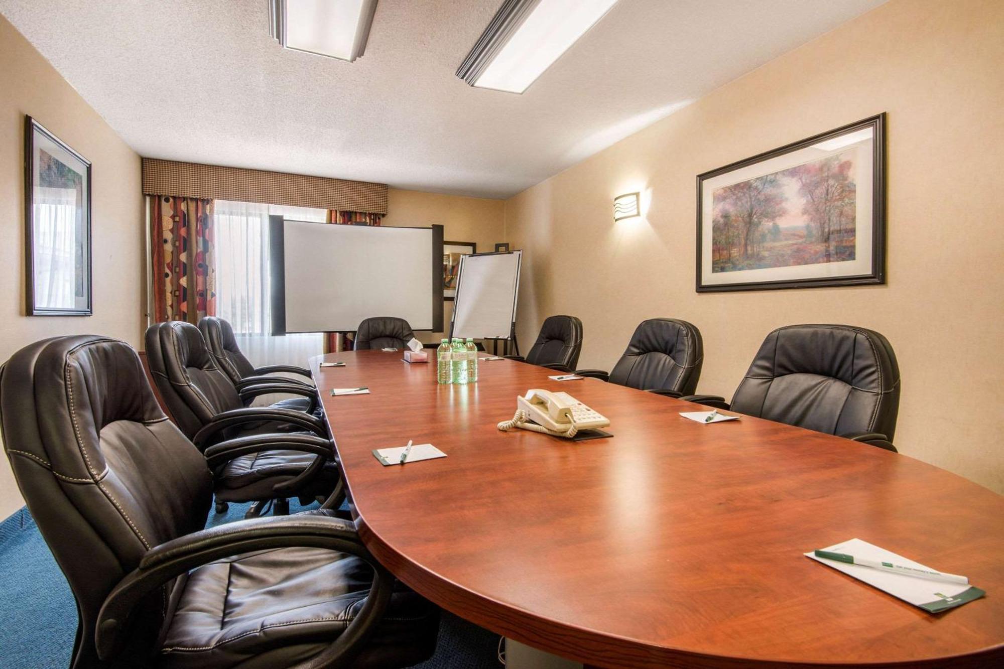 Quality Inn & Suites 5585 Ambler Drive Mississauga Ontario Экстерьер фото