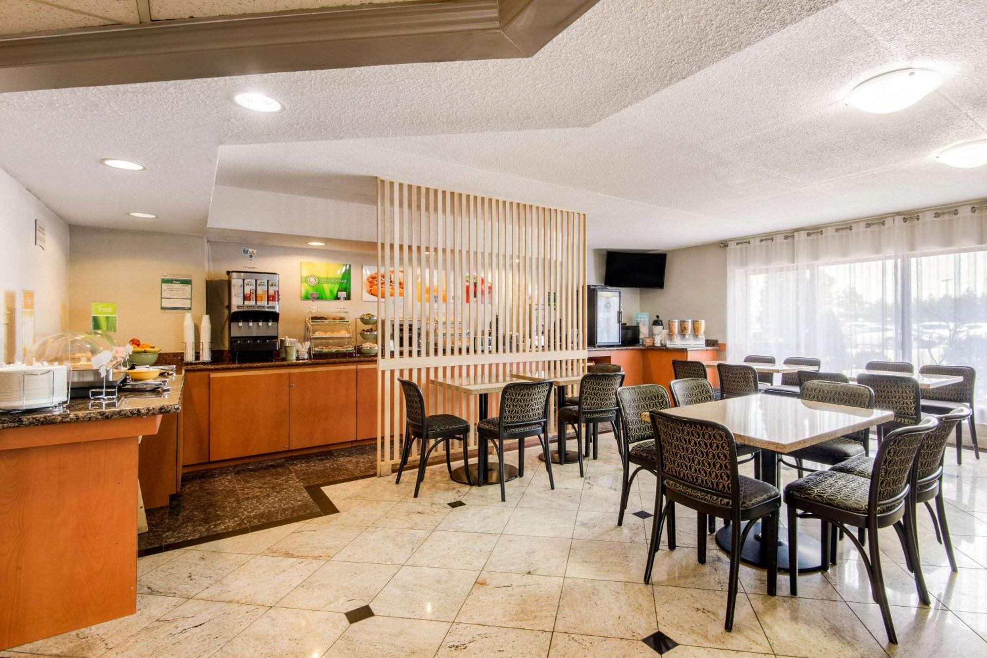Quality Inn & Suites 5585 Ambler Drive Mississauga Ontario Экстерьер фото