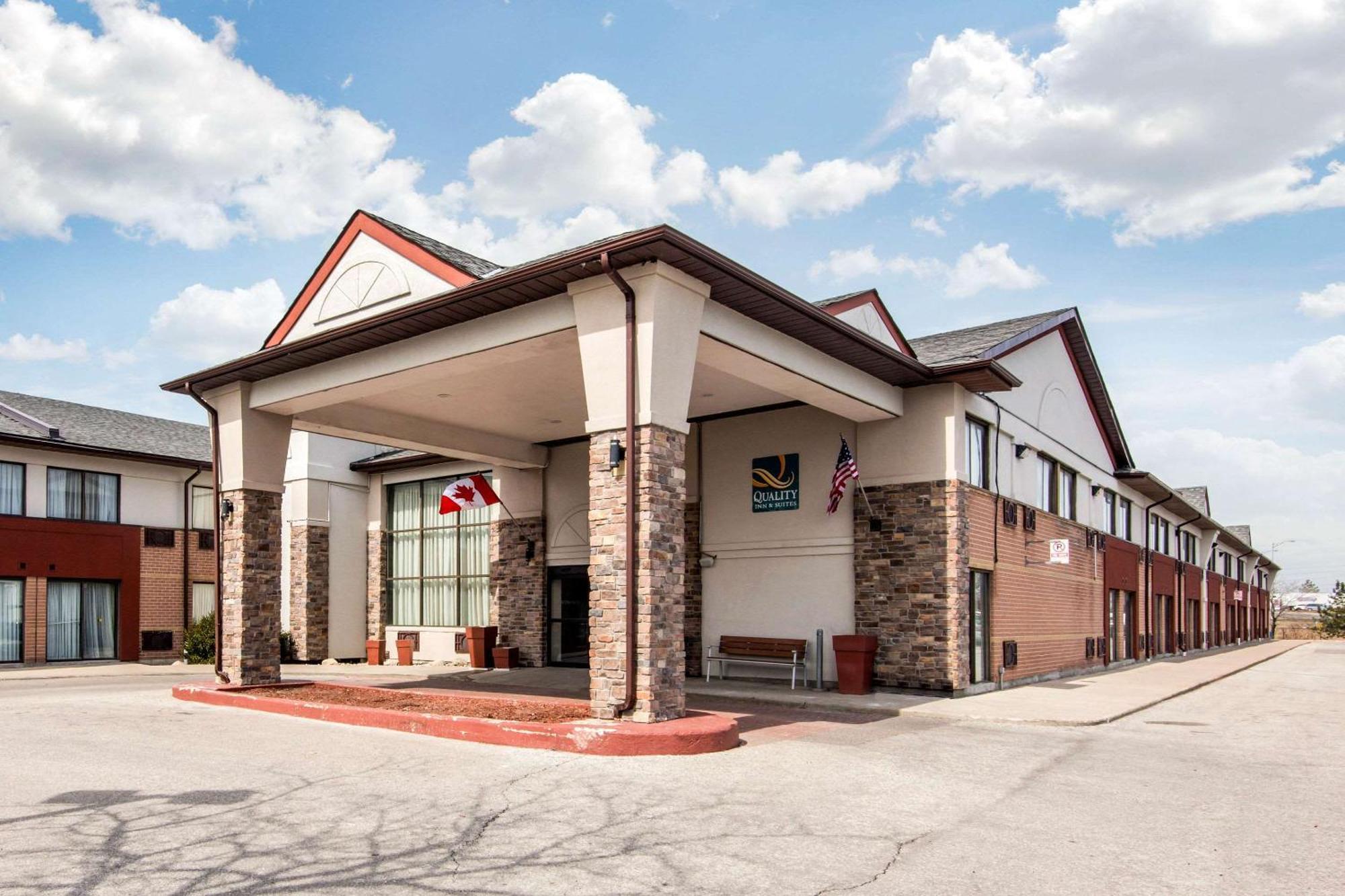 Quality Inn & Suites 5585 Ambler Drive Mississauga Ontario Экстерьер фото