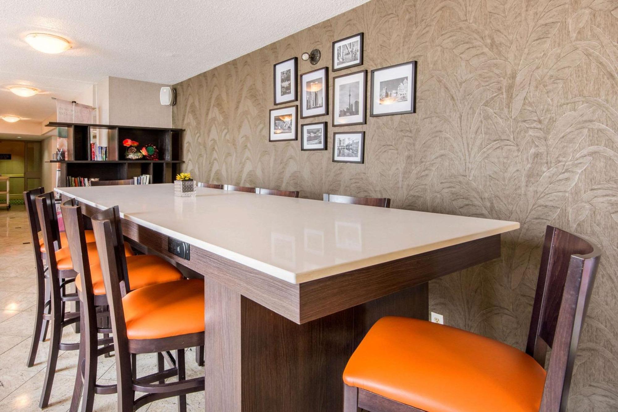 Quality Inn & Suites 5585 Ambler Drive Mississauga Ontario Экстерьер фото