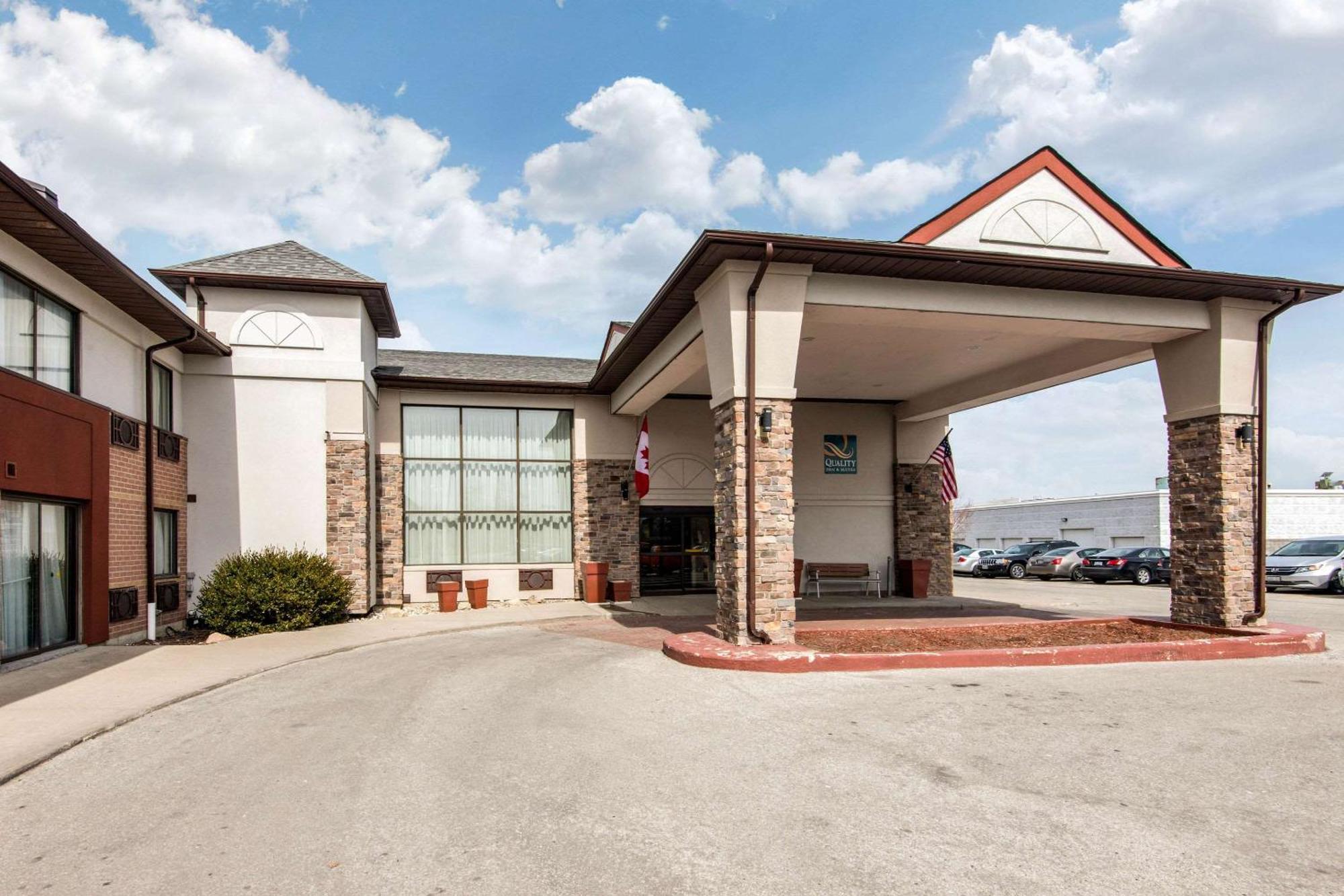 Quality Inn & Suites 5585 Ambler Drive Mississauga Ontario Экстерьер фото