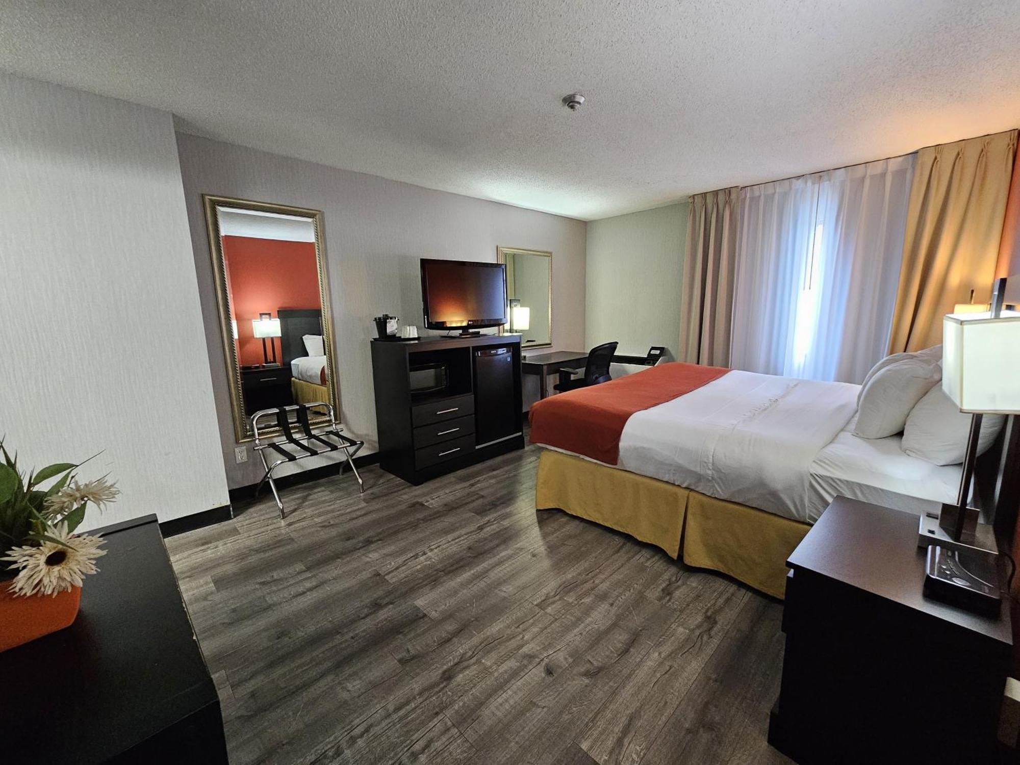 Quality Inn & Suites 5585 Ambler Drive Mississauga Ontario Экстерьер фото