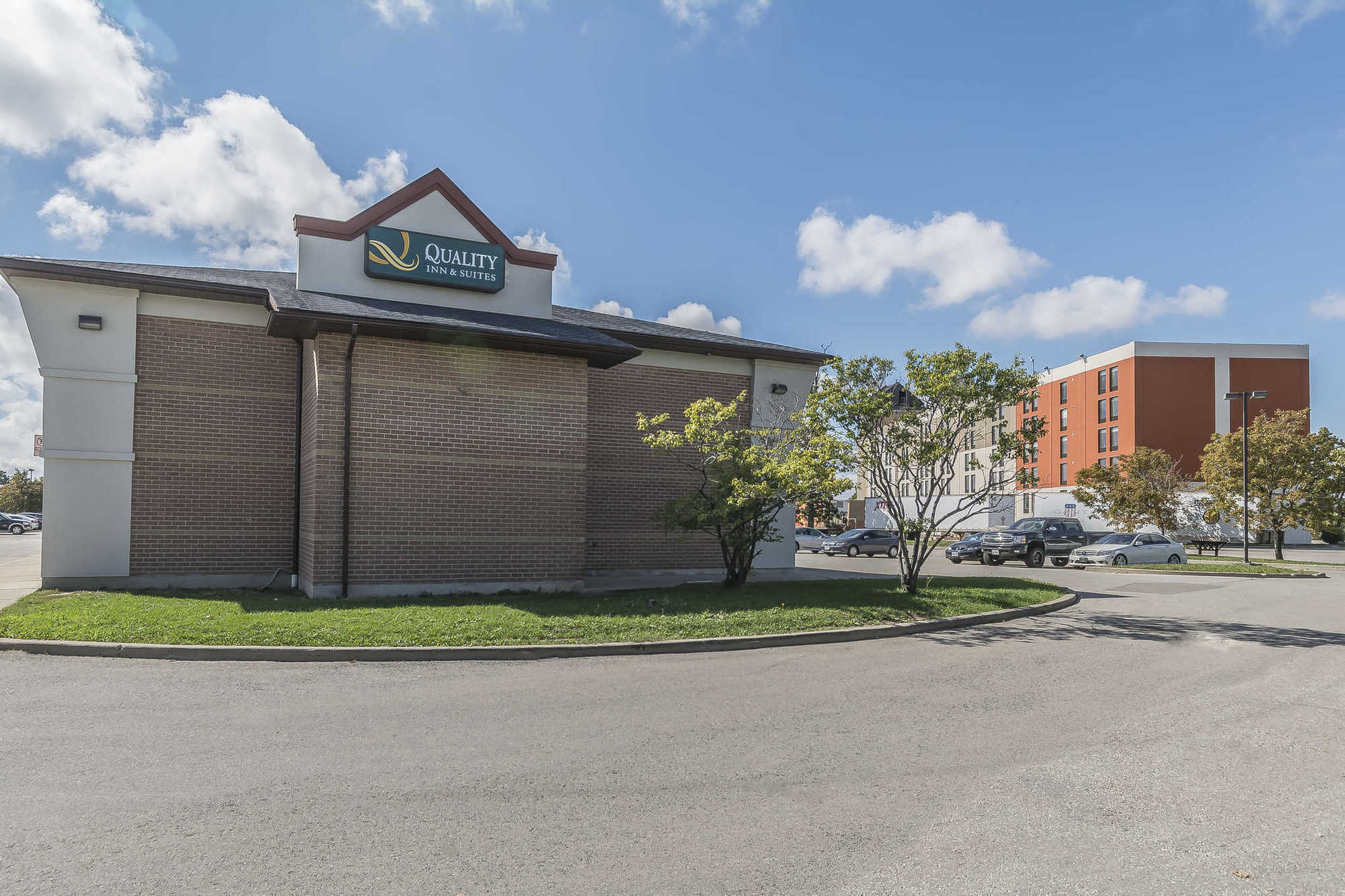 Quality Inn & Suites 5585 Ambler Drive Mississauga Ontario Экстерьер фото