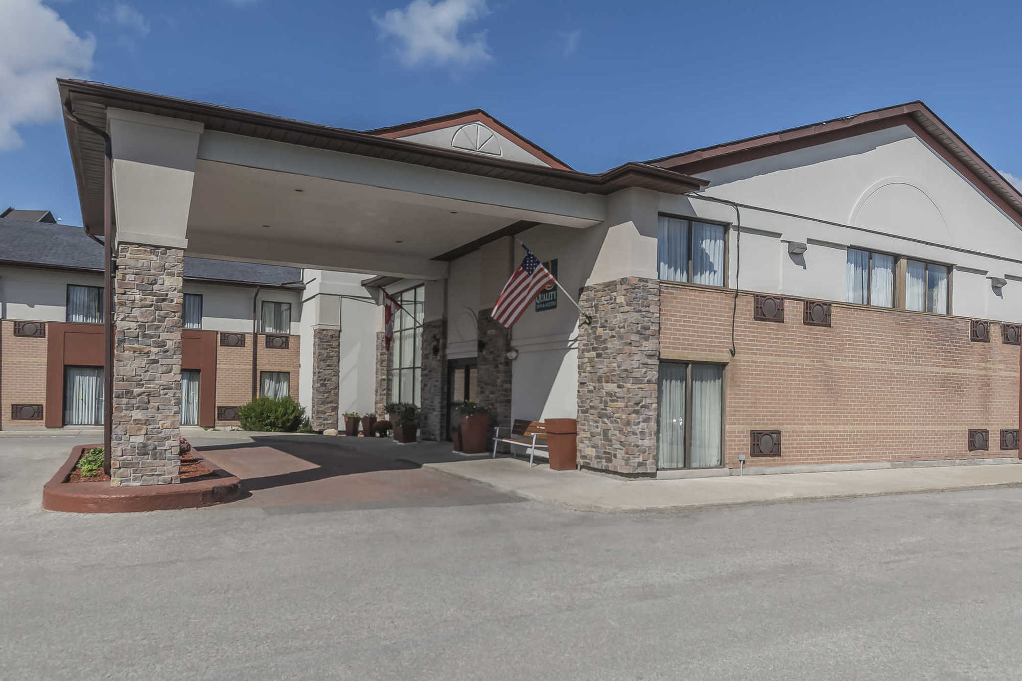 Quality Inn & Suites 5585 Ambler Drive Mississauga Ontario Экстерьер фото