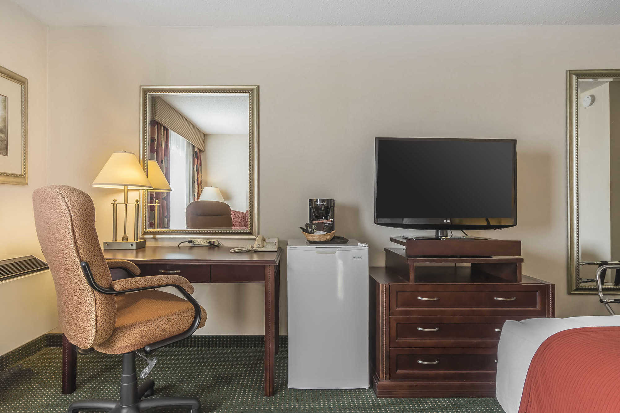 Quality Inn & Suites 5585 Ambler Drive Mississauga Ontario Номер фото