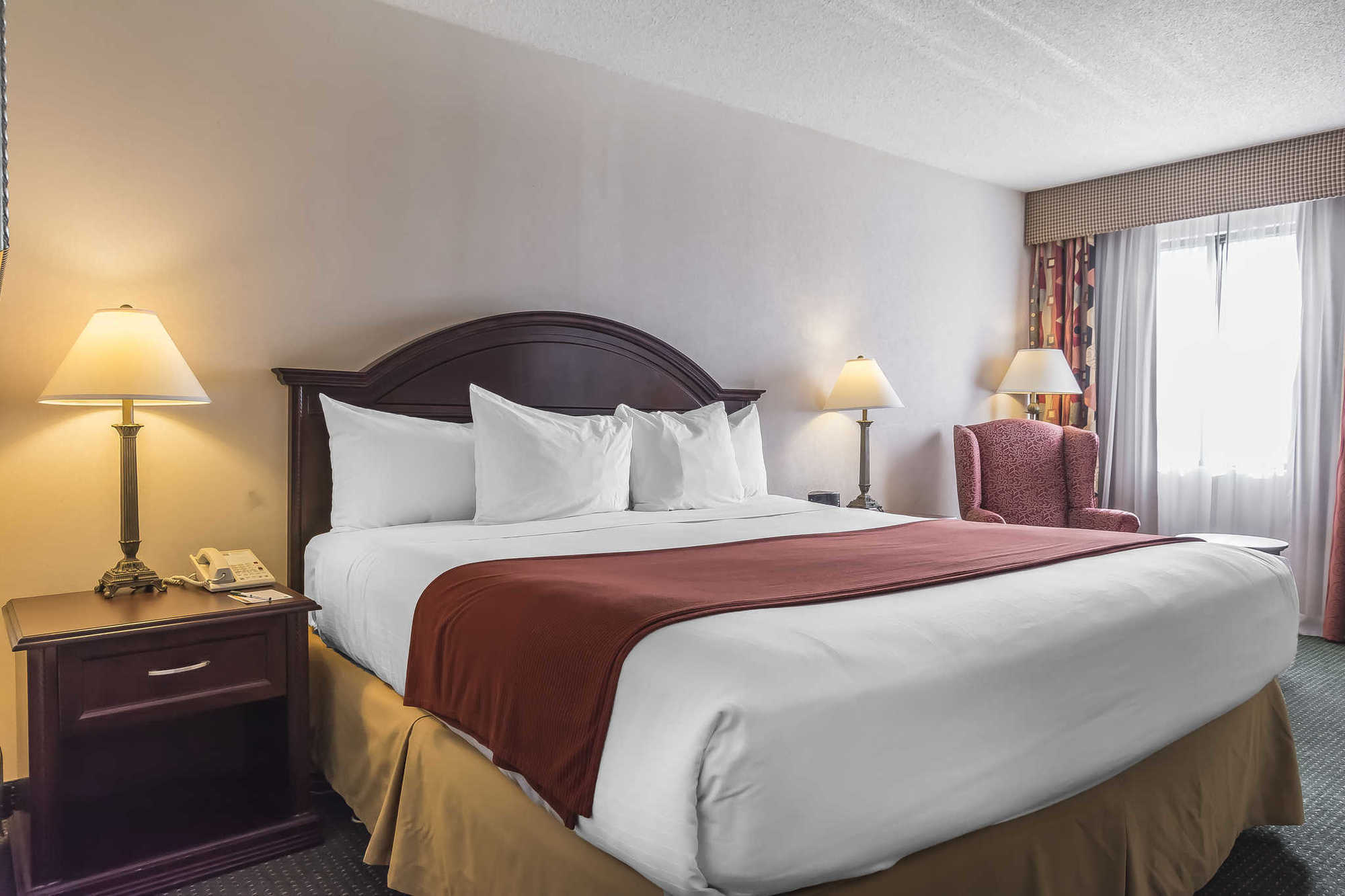 Quality Inn & Suites 5585 Ambler Drive Mississauga Ontario Номер фото