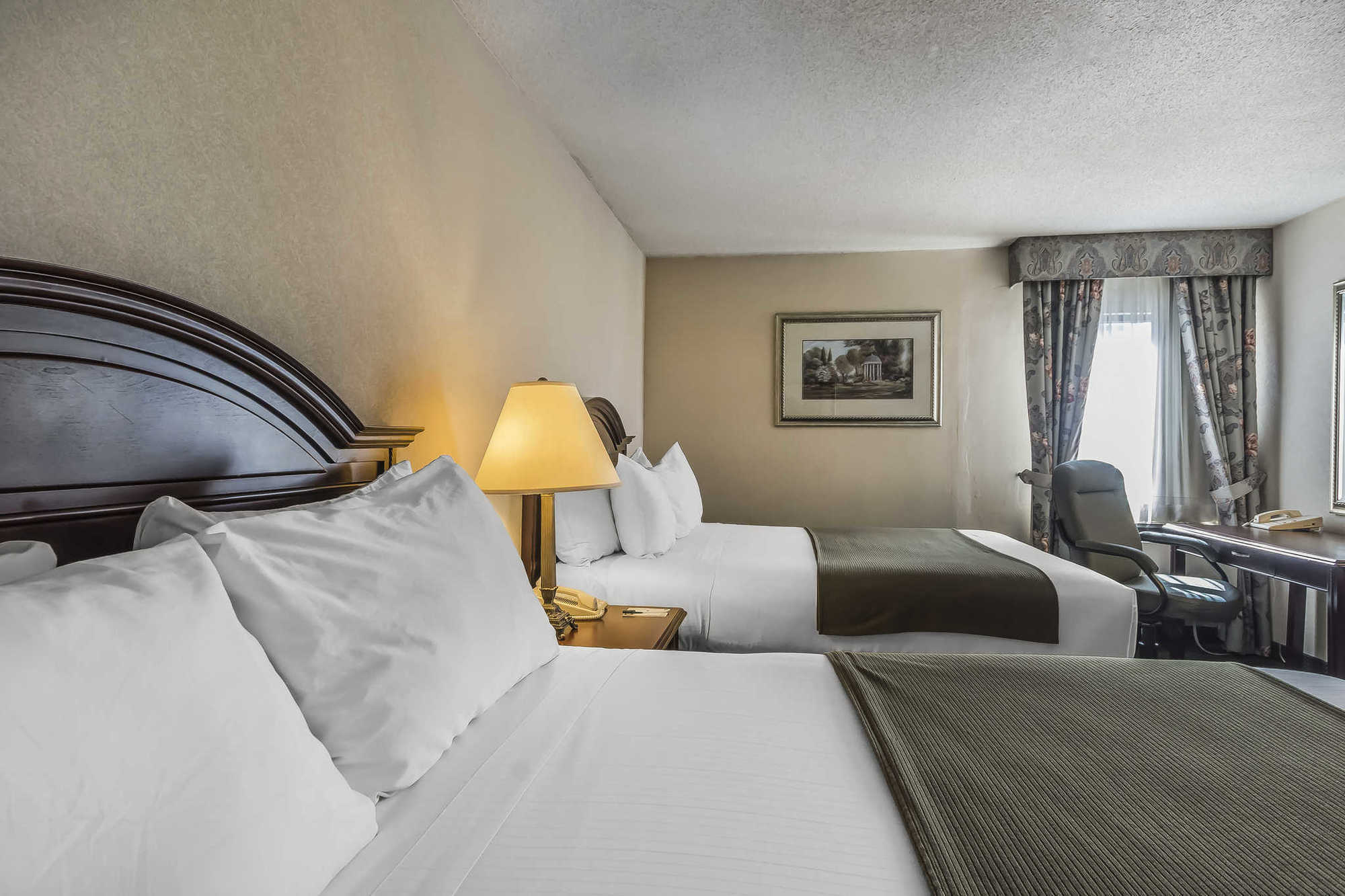 Quality Inn & Suites 5585 Ambler Drive Mississauga Ontario Номер фото