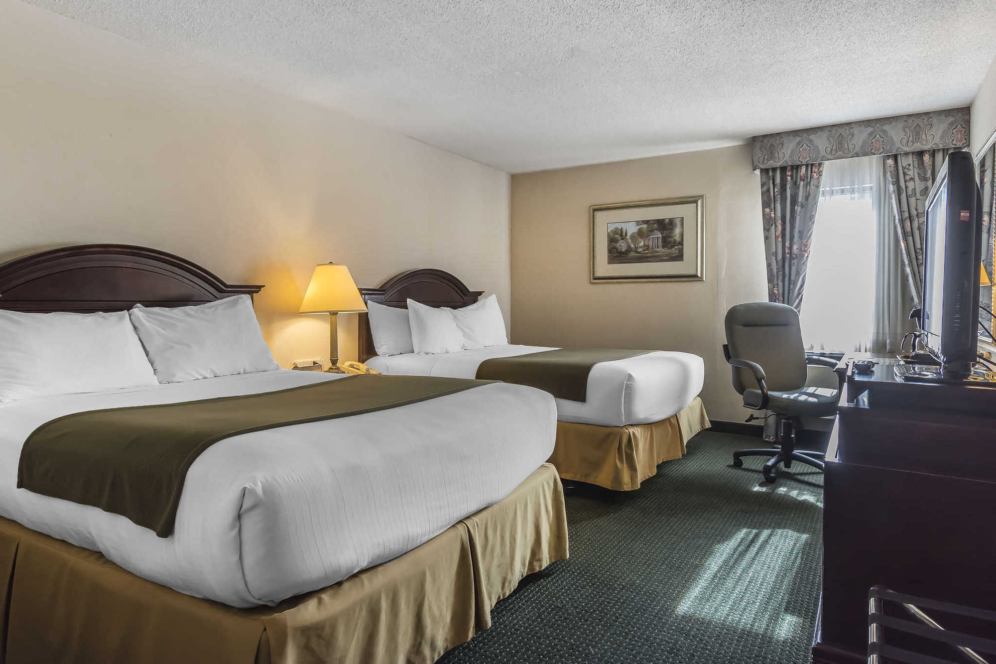Quality Inn & Suites 5585 Ambler Drive Mississauga Ontario Номер фото