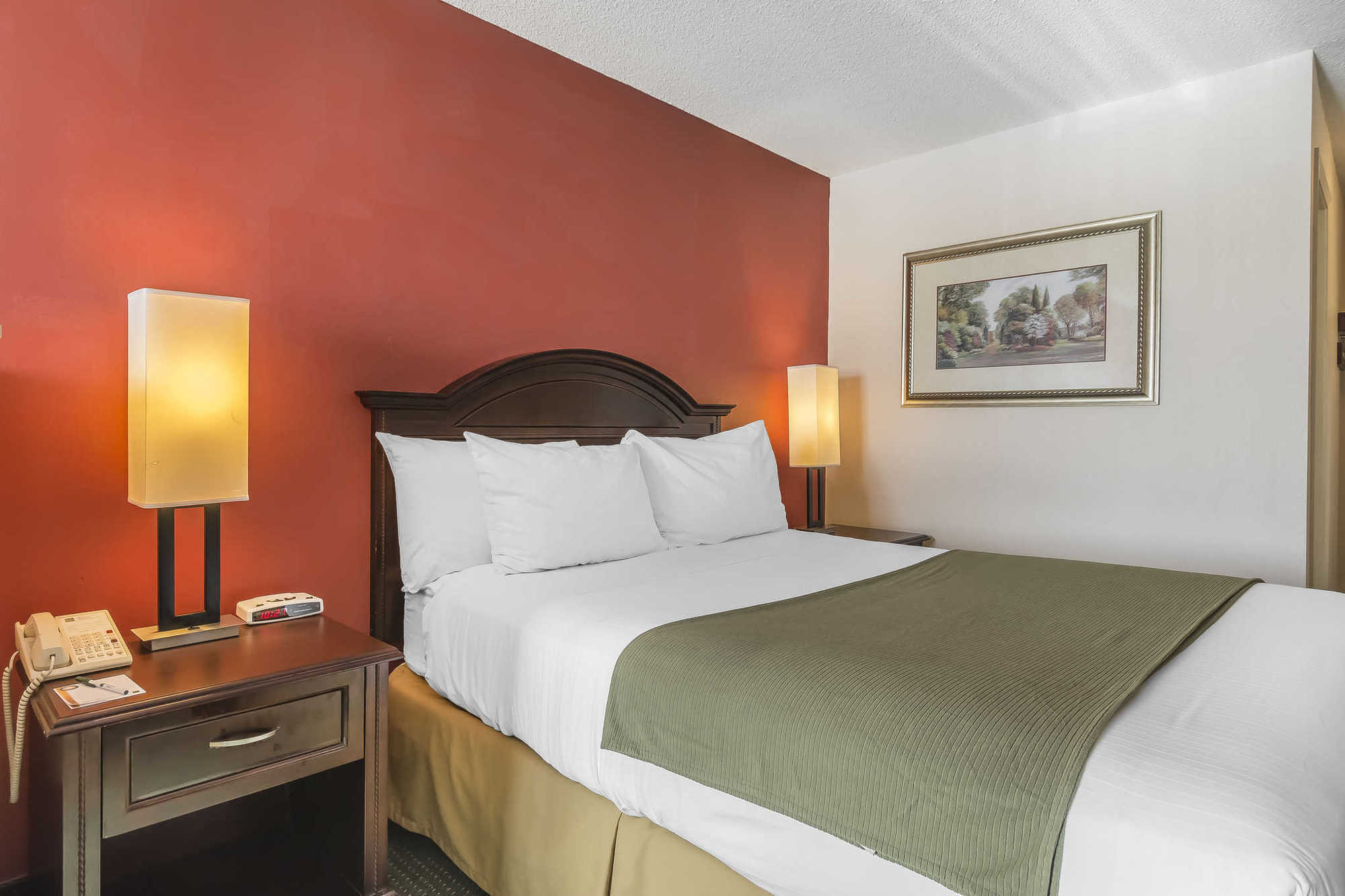 Quality Inn & Suites 5585 Ambler Drive Mississauga Ontario Номер фото