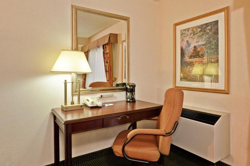 Quality Inn & Suites 5585 Ambler Drive Mississauga Ontario Номер фото