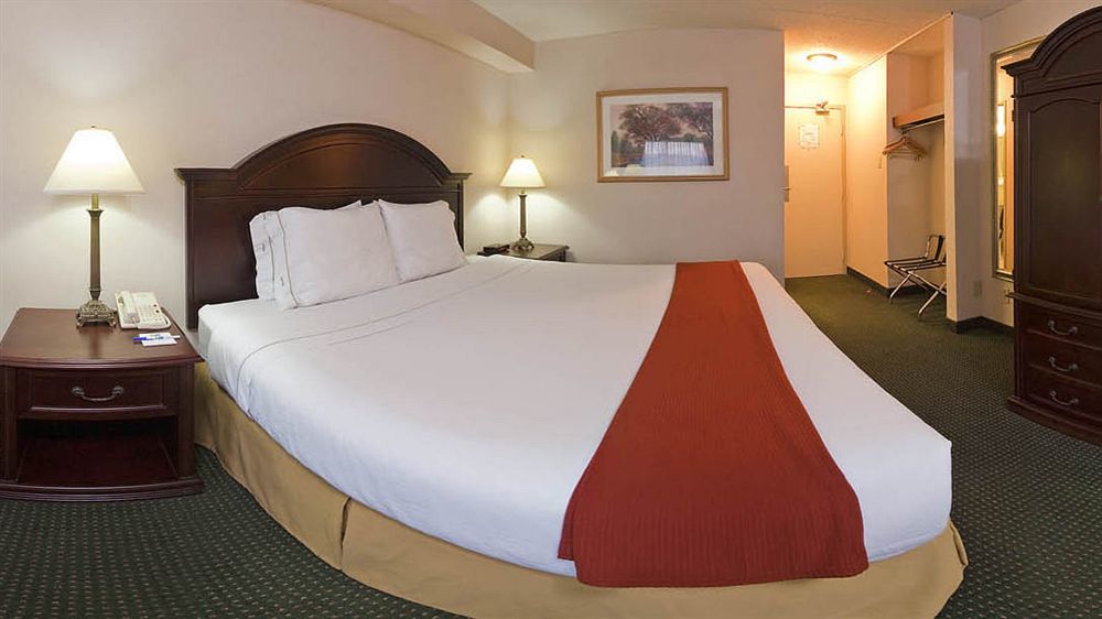 Quality Inn & Suites 5585 Ambler Drive Mississauga Ontario Экстерьер фото