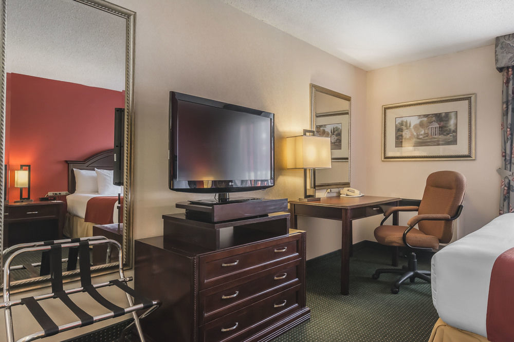 Quality Inn & Suites 5585 Ambler Drive Mississauga Ontario Экстерьер фото