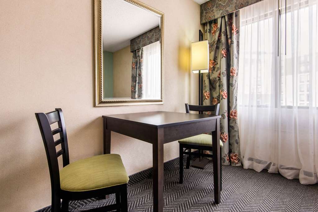 Quality Inn & Suites 5585 Ambler Drive Mississauga Ontario Номер фото